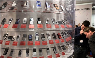 En 2005, un total de 816,6 millions de téléphones portables ont été vendus dans le monde, soit une hausse de 21% sur l'année 2004, avec une part de marché accrue pour les deux principaux vendeurs Nokia et Motorola qui détiennent 50% du marché, selon les chiffres publiés mardi par l'institut Gartner.