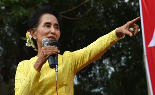 L'opposante Aung San Suu Kyi à Kawhmu dans la banlieue de Rangun en Birmanie, le 24 octobre 2015