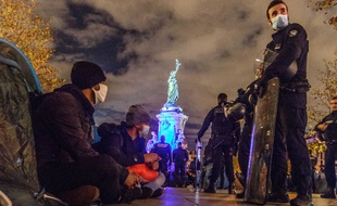 L'évacuation de la place de la République, lundi soir.