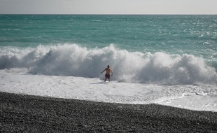 Un baigneur à Nice, le 23 janvier 2020.
