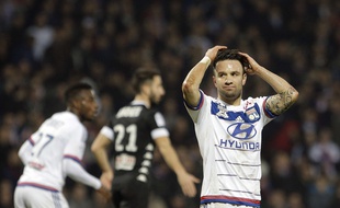Mathieu Valbuena s'est blessé samedi face à Angers. Il pourrait également manquer le périlleux déplacement au Parc des Princes dimanche.