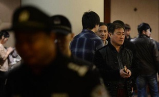 Des proches des passagers du MH370 dans l'attente d'informations le 16 mars 2014 à leur hôtel à Pékin