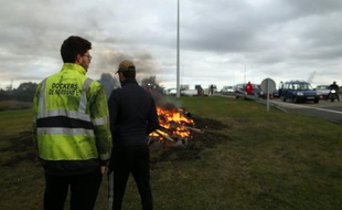 Des dockers bloquent le 8 octobre 2015 l'accès au Havre pour soutenir les employés de l'usine Sidel où un plan social prévoit la suppression de 214 postes