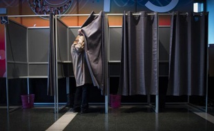Un homme dans un isoloir lors du 2e tour des départementales, le 29 mars 2015 à Evry