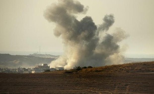 De la fumée s'échappe d'une maison à la frontière entre la bande de Gaza et Israël après une frappe israélienne, le 3 août 2014
