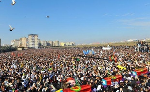 Des dizaines de milliers de personnes ont rendu jeudi sur une place de Diyarbakir (sud-est), principale ville kurde de Turquie, un ultime hommage aux trois militantes tuées la semaine dernière à Paris, des meurtres qui interviennent alors que les autorités turques ont entamé un dialogue avec le groupe rebelle du Parti des travailleurs du Kurdistan (PKK).