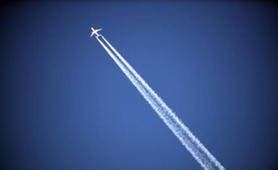 Les membres de l'Organisation de l'aviation civile internationale (OACI) ont trouvé un accord vendredi pour plafonner, dès 2020 et au niveau mondial, les émissions de CO2 du transport aérien.