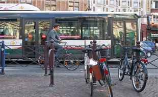 Le prochain plan de déplacement urbain de Lille Métropole prévoit d'augmenter la circulation à vélo et en transports en commun.