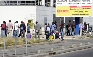 Chaque matin, des ouvriers patientent devant des magasins de bricolage, espérant une hypothétique embauche pour quelques dizaines d'euros