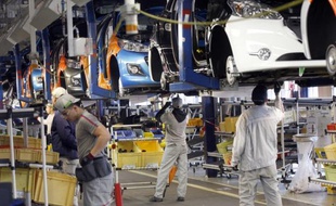 PSA envisage de supprimer 700 postes sur le site de Poissy (Yvelines), sur les 8.000 prévues en France, a-t-on appris vendredi auprès de la direction et de sources syndicales.