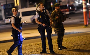 Des policiers déployés autour de la gare centrale de Bruxelles après un attentat raté, le 20 juin 2017.