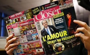 Un lecteur du magazine Closer, qui a rendu publique la relation entre François Hollande et Julie Gayet, le 10 janvier 2014