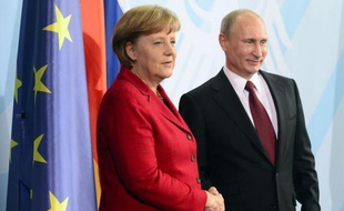 La chancelière allemande Angela Merkel et le président russe Vladimir Poutine ont affiché leur unité vendredi à Berlin sur une "solution politique" en Syrie où apparaissent des signes "précurseurs" de guerre civile, selon le dirigeant russe.