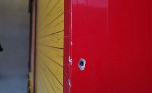 L'impact de balle, sur l'un des véhicules des sapeurs-pompiers de Nîmes
