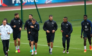 Les Bleus au décrassage sur les terrains de Clairefontaine.