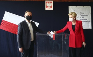Le président polonais et candidat à sa réélection Andrzej Duda et son épouse ont voté dimanche 12 juillet pour les élections présidentielles à Cracovid, en Pologne.