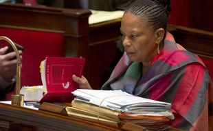 Les zigzags du gouvernement sur l'élargissement de la procréation médicalement assistée (PMA), la transmission des noms de famille et les mots "père" et "mère" dans le code civil ont alimenté lundi les débats tendus à l'Assemblée nationale sur le mariage et l'adoption pour les couples homosexuels.