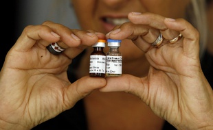 Une Cubaine présente des flacons du vaccin CIMAvax - EGF.