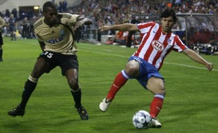 Ronald Zubar face à Kun Aguero lors du Madrid Atletico-OM (2-1) le 1er octobre 2008