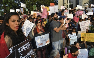 Les manifestants tiennent des pancartes lors d'une manifestation organisée contre la nouvelle loi indienne sur la citoyenneté à la mairie de Bangalore le 22 décembre 2019.