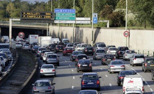 Les embouteillages ont diminué de 12% en France en 2012 et les Parisiens subissent les pires bouchons, avec plus de deux jours et demi par an perdus en voiture, selon une étude réalisée par Inrix, société d'info-trafic américaine.