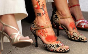 Les jambes d'une jeune femme russe portant des chaussures à talon, à Moscou