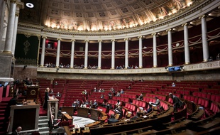Illustration de l'hémicycle à l'Assemblée nationale.