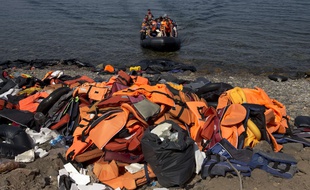 Le 10 septembre 2015, des migrants arrivent sur l'île de Lesbos (Grèce), où ceux qui les ont précédé ont entassé leurs gilets de sauvetage sur la plage après leur traversée. AP Photo/Petros Giannakouris
