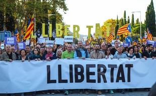 Des manifestants réclament la libération des leaders indépendantistes condamnés, à Barcelone, le 26 octobre 2019.