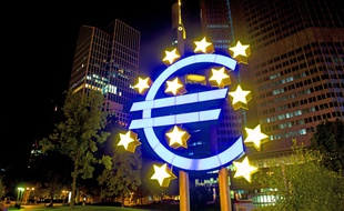 Le logo de l'euro devant le siège de la BCE à Francfort (Allemagne).