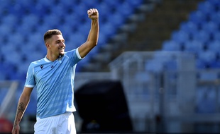 Le joueur de la Lazio Rome Sergej Milinkovic-Savic célèbre son but inscrit face au Genoa le 29 septembre 2019.