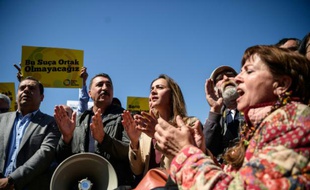 Des sympathisants de quatre universitaires turcs jugés pour "propagande terroriste" manifestent devant le tribunal d'Istanbul, le 22 avril 2016