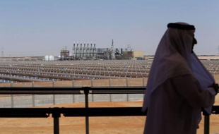 Les Emirats arabes unis, riche pays pétrolier du Golfe, sont entrés dimanche de plain-pied dans le secteur de l'énergie solaire avec le démarrage de Shams-1, la plus grande centrale à concentration mise en service au monde.