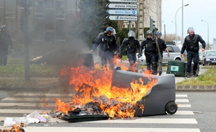 Les forces de l'ordre viennent libérer un carrefour à Rennes, ici lors de la manifestation contre la loi Travail le 21 avril 2016.