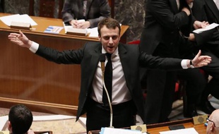 Le ministre de l'Economie Emmanuel Macron s'exprime devant les députés à l'Assemblée nationale le 17 février 2015