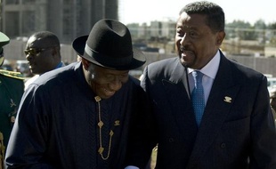 Le président sortant de la Commission de l'Union africaine, Jean Ping, devançait légèrement sa concurrente, la ministre sud-africaine de l'Intérieur Nkosazana Dlamini-Zuma, aux premiers tours de scrutin au sommet de l'UA lundi à Addis Abeba, sans atteindre toutefois la majorité requise des deux-tiers.