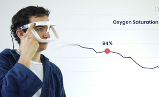 Parmi les 100 innovations en lice pour l'édition 2021 du Grand prix Netexplo de l'innovation, Team discover, une paire de lunettes imprimée en 3D, permet la surveillance à distance et simultanée des signes vitaux d'une centaine de patients Covid.