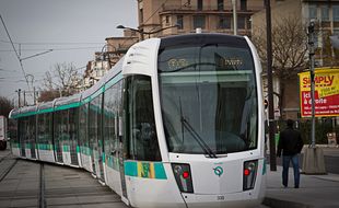 Paris le 06 decembre 2012. Porte de Vincennes Illustration tramway T3 mis en service le 15 decembre 2012.