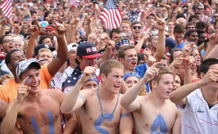 Des supporters de l'équipe nationale américaine rassemblés à Chicago pour regarder le match contre l'Allemagne, le 26 juin 2014.