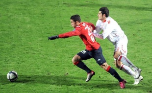 Lille a pris dimanche la tête de la Ligue 1 après son succès face à Monaco (2-1) lors d'une 14e journée marquée par les victoires de Montpellier et du Paris SG, tous deux éphémères leaders, et par la défaite de Brest dans le derby breton face à Rennes (2-1).