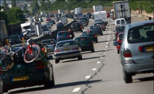 Les prix des carburants à la pompe en France, surtout ceux de l'essence, s'approchent de leurs records de l'été 2006, mais restent protégés par un euro fort, alors que les Français prennent la route des vacances.