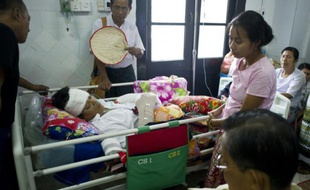 Le député birman Naing Linn Ngan, membre du LND, le parti d'Aung San Suu Kyi, sur son lit d'hôpital, le 30 octobre 2015 à Rangoun