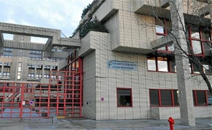 C'est dans la cour du bâtiment que l'homme a commis son geste.
