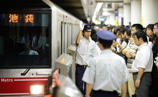 Des centaines de stations, 26 millions de passagers transportés chaque jour, une propreté étonnante, un personnel serviable et une ponctualité quasi-parfaite: bienvenue dans les trains et métros de Tokyo.