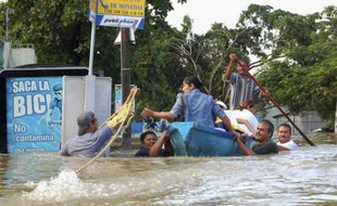 Des habitants de la ville mexicaine de Villahermos sont évacués après des inondations le 1er novembre