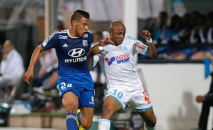 André Ayew et Corentin Tolisso à la lutte lors du match OM-OL en 2014.
