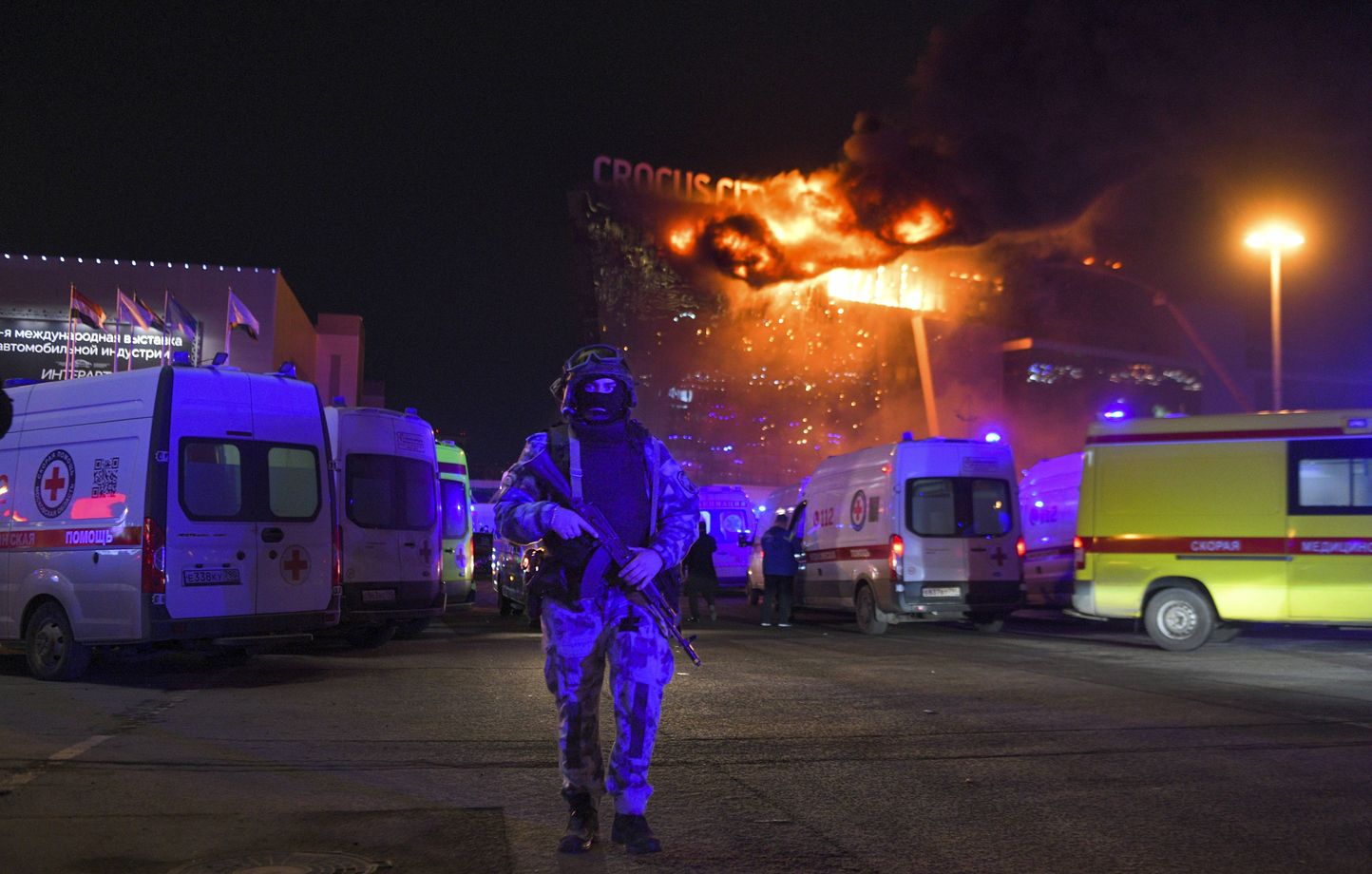 Un membre de la garde nationale sécurise les abords du Crocus City Hall, où plusieurs dizaines de personnes ont été tuées par des tireurs encore non identifiées à l'ouest de Moscou. 