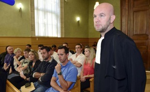 Me Rémy Josseaume (d), avocat du groupe Facebook qui comparait devant le tribunal pour avoir signalé sur leur page la localisation des radars de police en Aveyron, le 9 septembre 2014, à Rodez