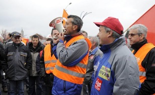 De brèves échauffourées ont opposé vendredi quelque 200 ouvriers et des gardes de sécurité dans les locaux administratifs de l'usine ArcelorMittal de Florange (Moselle), faisant un blessé parmi les métallurgistes.