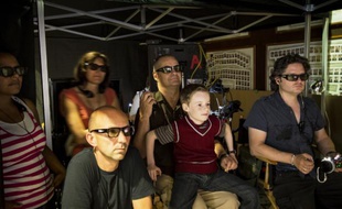 Le jeune Kyle Catlett sur les genoux de Jean-Pierre Jeunet.